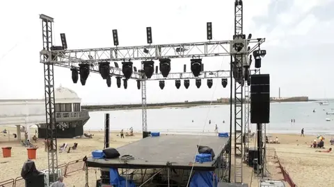 El escenario montado en la playa de La Caleta