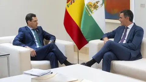 Juanma Moreno, durante la reuni&oacute;n con Pedro S&aacute;nchez