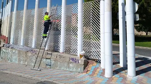 Un obrero trabajando en la adecuaci&oacute;n del recinto ferial