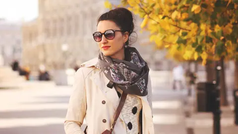 Una mujer luce la moda de temporada de Sfera