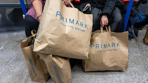 Bolsas de Primark de clientes en un bus