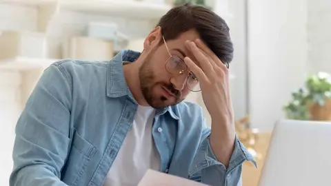 Un futuro pensionista de la Seguridad Social comprueba el estado de su pensi&oacute;n