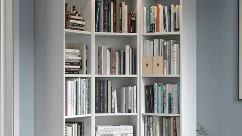 Combinaci&oacute;n librer&iacute;a y m&oacute;dulo de esquina BILLY de Ikea