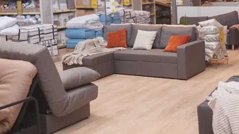 Secci&oacute;n de sof&aacute;s en supermercado