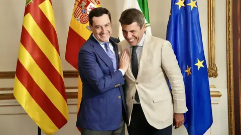 Juanma Moreno, junto a Carlos Maz&oacute;n