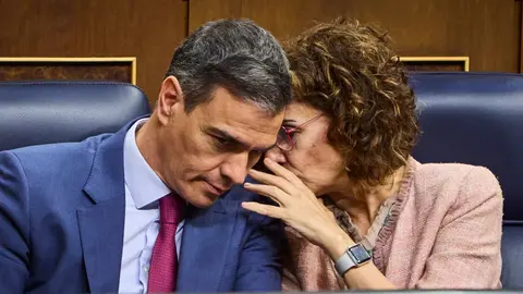 El presidente del Gobierno Pedro S&aacute;nchez, junto a la vicepresidenta Mar&iacute;a Jes&uacute;s Montero