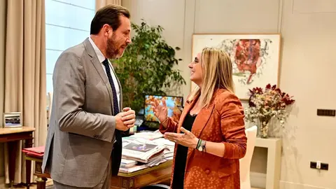 La alcaldesa de Granada, Marifr&aacute;n Carazo, junto al ministro de Transportes &Oacute;scar Puente