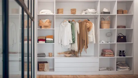 Vestidor de vivienda ordenado