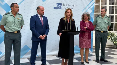 La presidenta de la Diputaci&oacute;n, Almudena Mart&iacute;nez, y el coronel jefe de la Comandancia de la Guardia Civil en C&aacute;diz, Luis Mart&iacute;n Velasco en la rueda de prensa | Rafa Dom&iacute;nguez