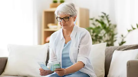 Una pensionista recibe el &uacute;ltimo extra de la Seguridad Social