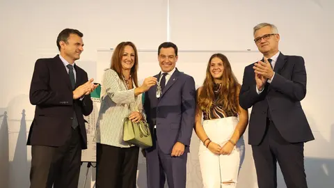 Juanma Moreno preside la entrega de las llaves de las nuevas viviendas en C&aacute;diz | Cristo Garc&iacute;a