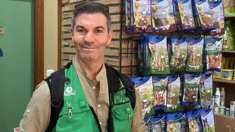 Francisco Ucl&eacute;s, vendedor de la ONCE en Almerimar