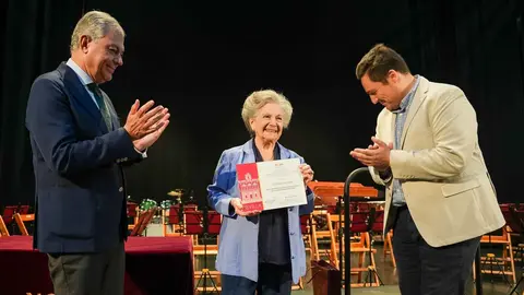 Jos&eacute; Luis Sanz junto a Guadalupe Fi&ntilde;ana, una de las mujeres homenajeadas por el D&iacute;a Internacional de las Personas Mayores | Ayuntamiento de Sevilla