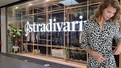 Los vestidos de Stradivarius que arrasan en oto&ntilde;o esta temporada se llevan con botas altas