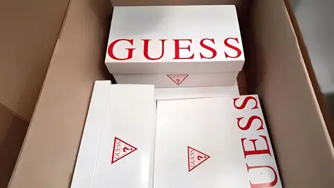 Caja de calzado de GUESS