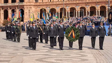 Actos por el D&iacute;a de la Polic&iacute;a Nacional en la Plaza de Espa&ntilde;a de Sevilla | Salvador L&oacute;pez Medina para El MIRA