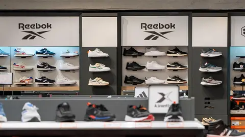 Secci&oacute;n de Reebok en tienda de calzado