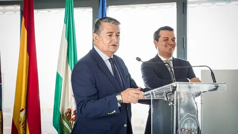 Antonio Sanz, junto al alcalde de C&oacute;rdoba Jos&eacute; Mar&iacute;a Bellido