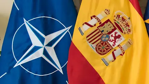 Banderas de OTAN y el Reino de Espa&ntilde;a