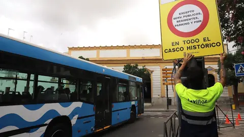 Carteles de se&ntilde;alizaci&oacute;n de tr&aacute;fico para la Magna de Jerez