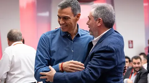 Pedro S&aacute;nchez, junto a Juan Espadas
