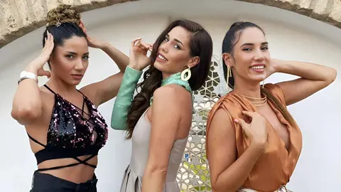 India Mart&iacute;nez junto a sus hermanas Deseada y Laura