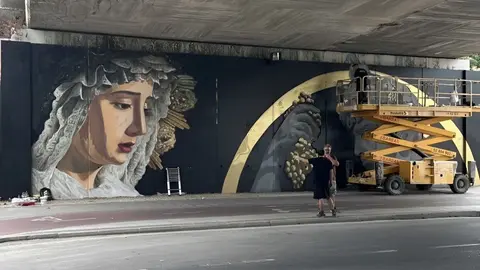Mural de la Concepci&oacute;n Coronada en el puente