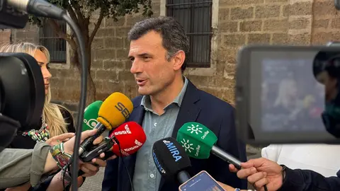 El alcalde de C&aacute;diz, durante su atenci&oacute;n a los medios en la Central Lechera | Rafa Dom&iacute;nguez