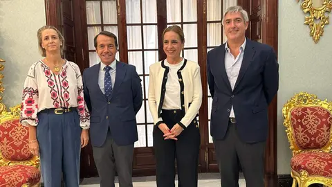 Almudena Mart&iacute;nez con los responsables de la Hermandad del Roc&iacute;o de Jerez