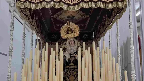 La imagen de Angustia de Mar&iacute;a dispuesta en el paso de palio