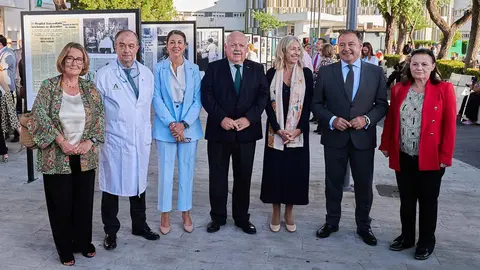 Jes&uacute;s Aguirre y Roc&iacute;o Hern&aacute;ndez junto a responsables del Hospital Virgen Macarena | Salvador L&oacute;pez Medina para El MIRA