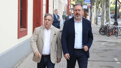 Juan Espadas, junto al portavoz del PSOE en el Ayuntamiento de C&aacute;diz &Oacute;scar Torres | Cristo Garc&iacute;a