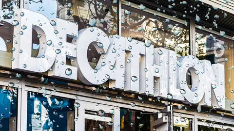 Tienda Decathlon en d&iacute;a de lluvia