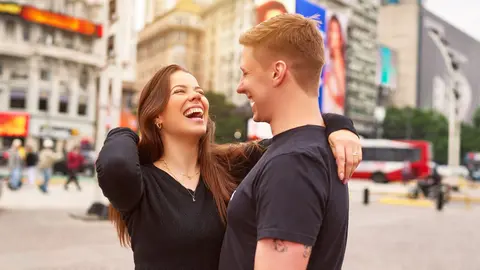 J&oacute;venes sonr&iacute;en mientras conversan en las calles de Madrid