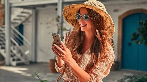 Los bolsos shoppers de Guess con descuento que se est&aacute;n vendiendo como churros