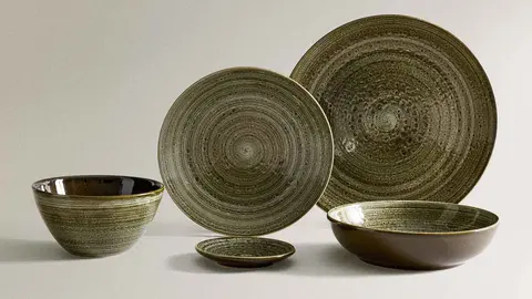 Vajilla de loza con detalles en relieve de Zara Home