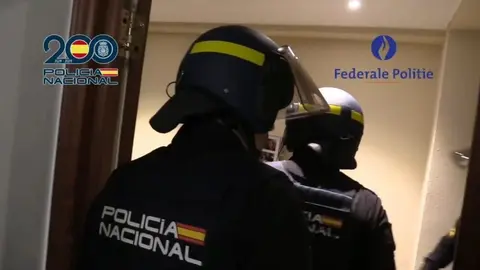 Agentes de la Polic&iacute;a Nacional durante un registro domiciliario