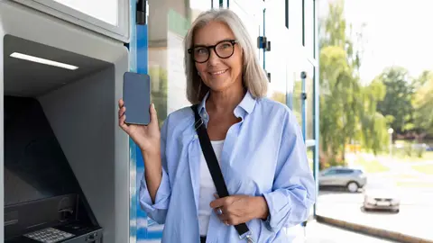 Una pensionista de la Seguridad Social sacando dinero del cajero