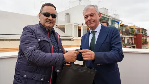 Jos&eacute; Luis Sanz haciendo entrega de las llaves