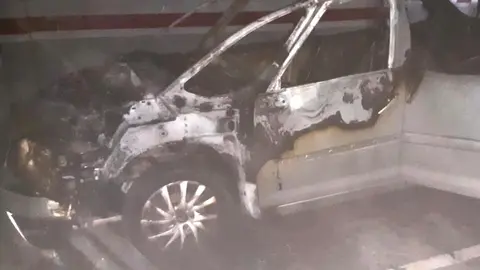 Coche calcinado en un garaje en Jerez | CBPC