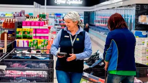 Trabajadoras en un supermercado de la cadena Aldi