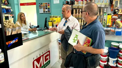 Miembros de Vox en un establecimiento de La Milagrosa