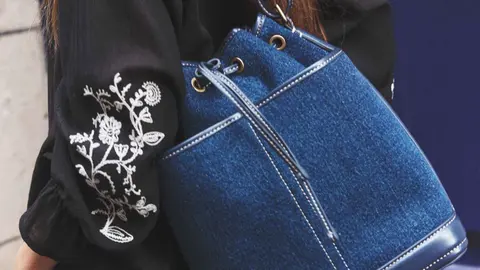 Bolso maxi saca fruncido en denim de Zara