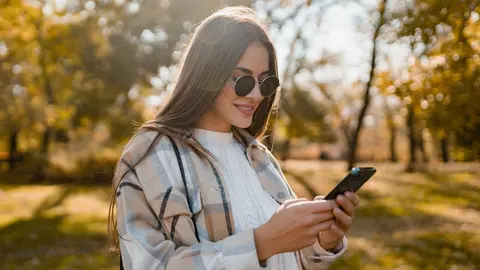 Una mujer posa con un bolso de Parfois