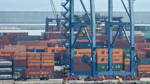 Almacenaje de contenedores en un puerto mar&iacute;timo