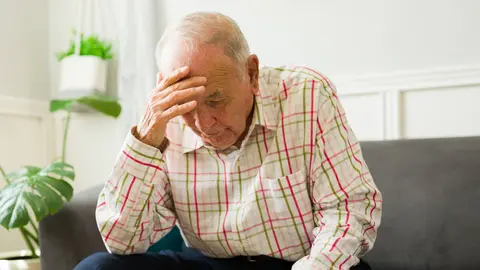 Hombre jubilado preocupado por la cuant&iacute;a se su pensi&oacute;n