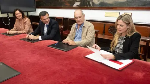 Imagen de la firma del acuerdo entre el Ayuntamiento de C&aacute;diz y Procasa