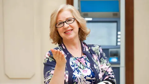 Una pensionista acude al banco a cobrar su pensi&oacute;n