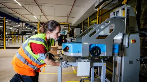 Una mujer trabajando en Amazon