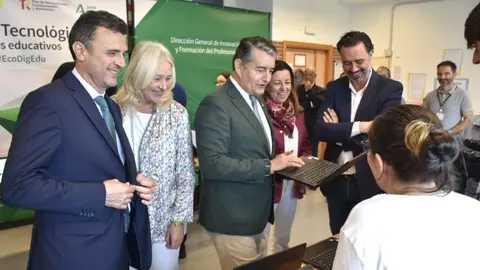 Entrega de ordenadores port&aacute;tiles a centros educativos en el IES Cornelio Balbo de C&aacute;diz | Noelia Herrera